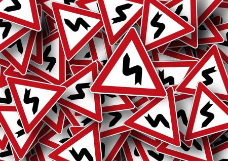 Ścinanie Zakrętów – niebezpieczna jazda street sign 663366 1280