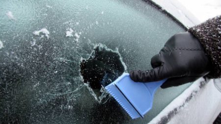 Rano mogą wystąpić trudne warunki na drogach. mroz gololedz