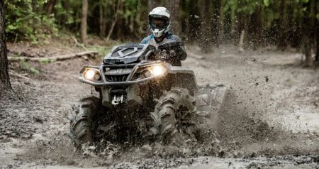 Kamionki, niszczenie zieleni quadem. Kamioki - Quad na terenie zielonym