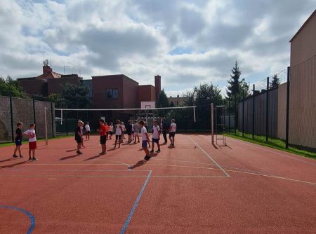 Plac apelowy i boisko szkolne wielofunkcyjne oddane do użytku. boisko szkolne kórnik szkoła podstawowa nr 2