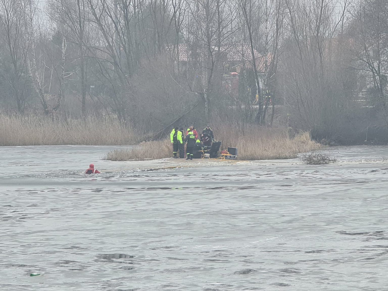 jezioro koninko załamał się lód akcja straży gmina kórnik