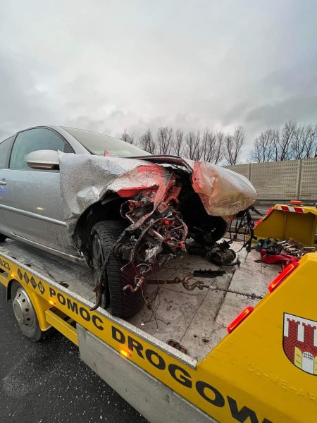 Kolizja 3 samochodów na S11. Z jednego wypadł silnik. FB IMG 1643818820693