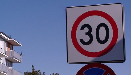 W Gminie Kórnik coraz więcej stref ograniczenia prędkości do 30 km/h (B-43). strefa 30