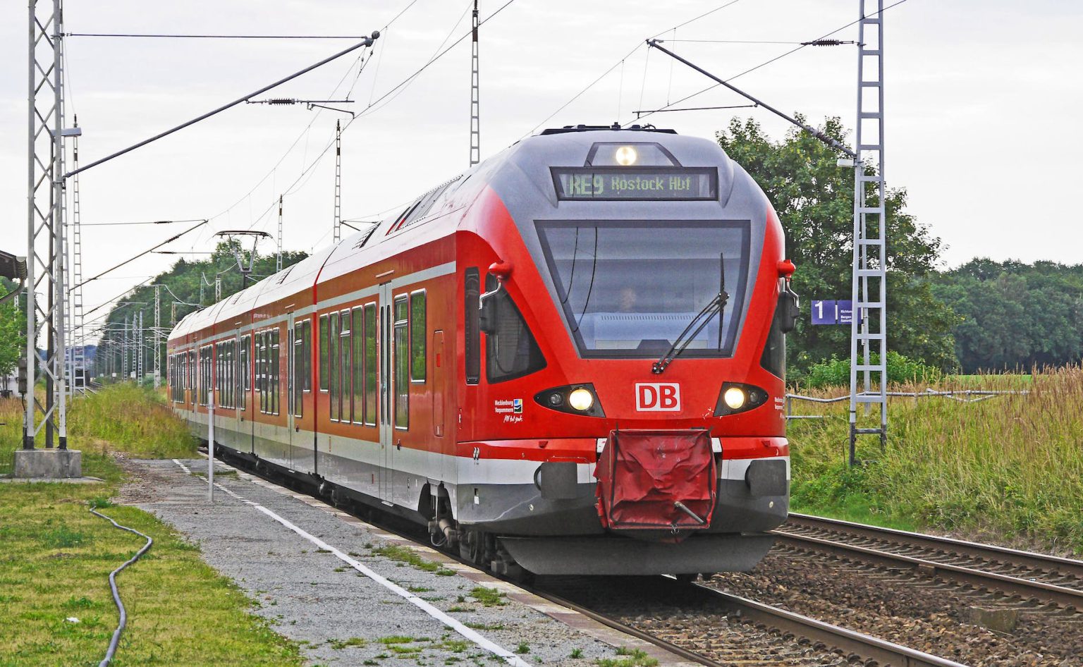 regional train rail cars platform deutsche bahn 159148