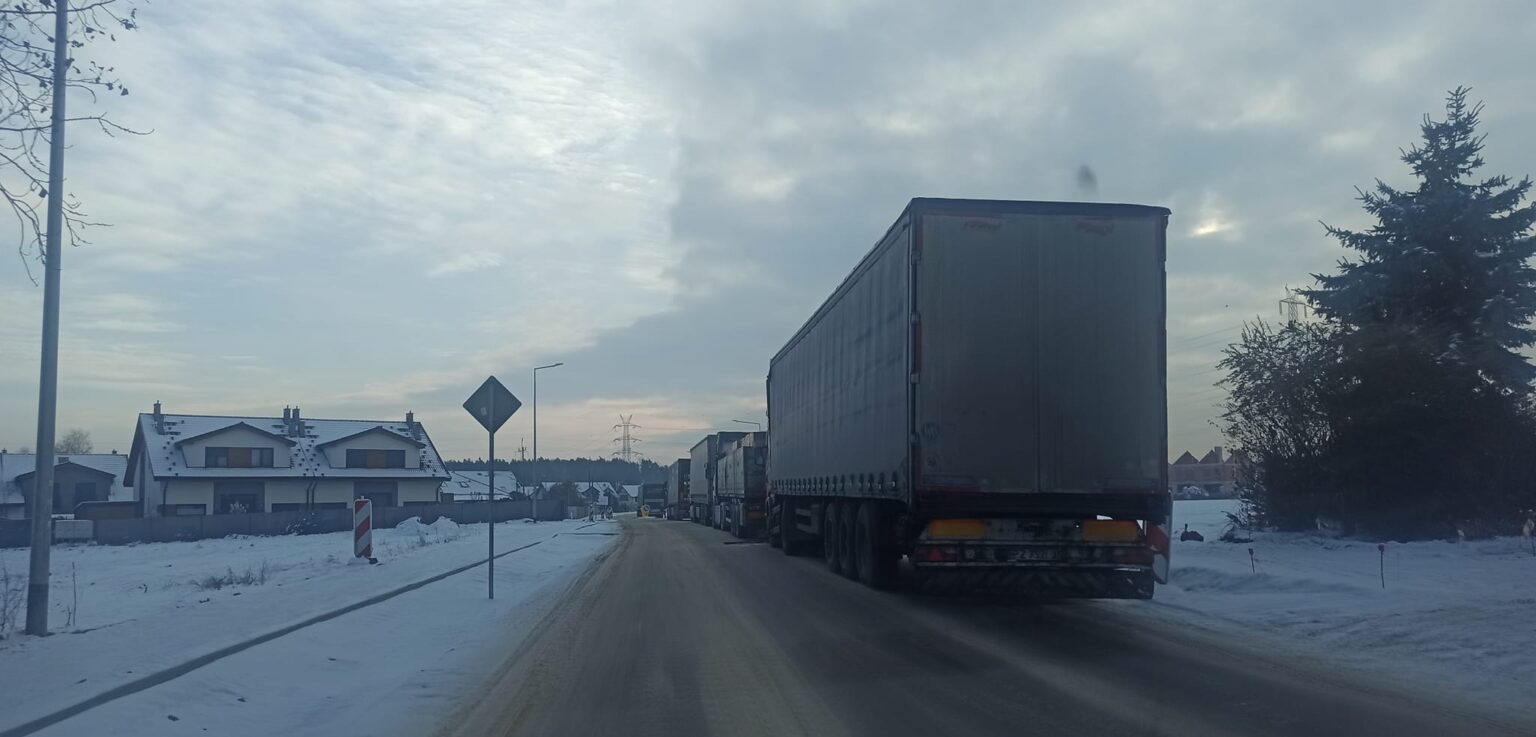 spacerowa kamionki blokowanie drogi