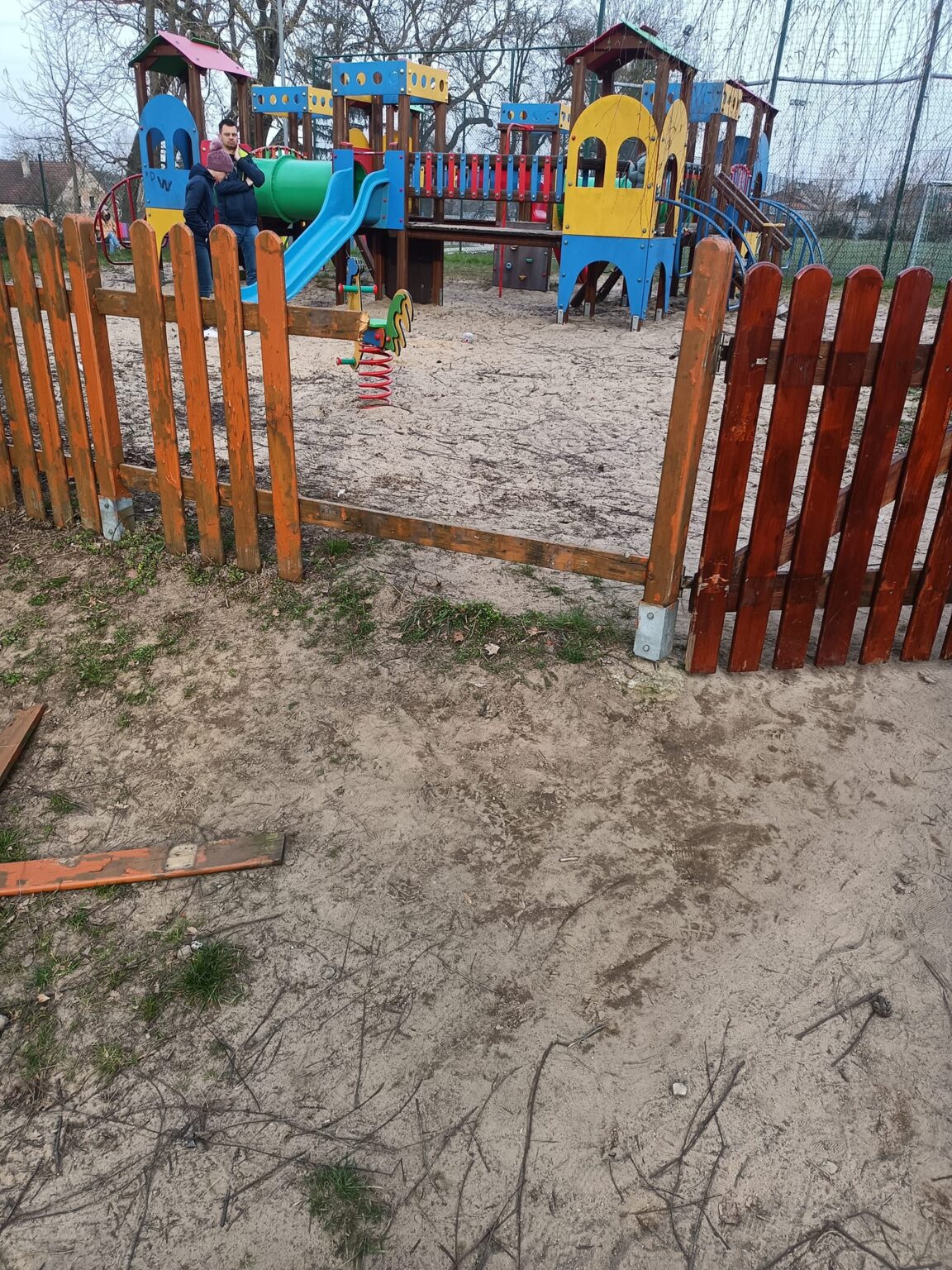 Kamionki: kolejna dewastacja pod wiatą piknikową i na placu zabaw. plac zabaw i wiata kamionki 3