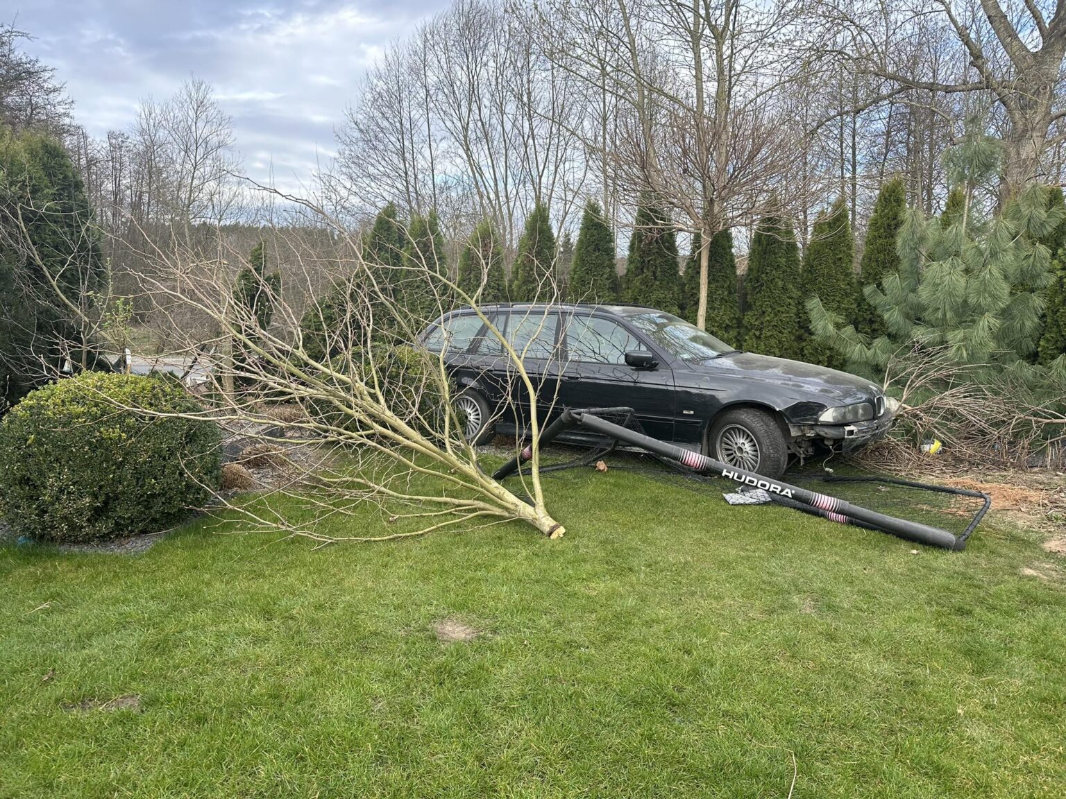 Wypadek na ulicy Jeziornej w Szczytnikach, samochód wylądował na ogrodzie. szczytniki jeziorna wypadek drogi nadmierna prędkość
