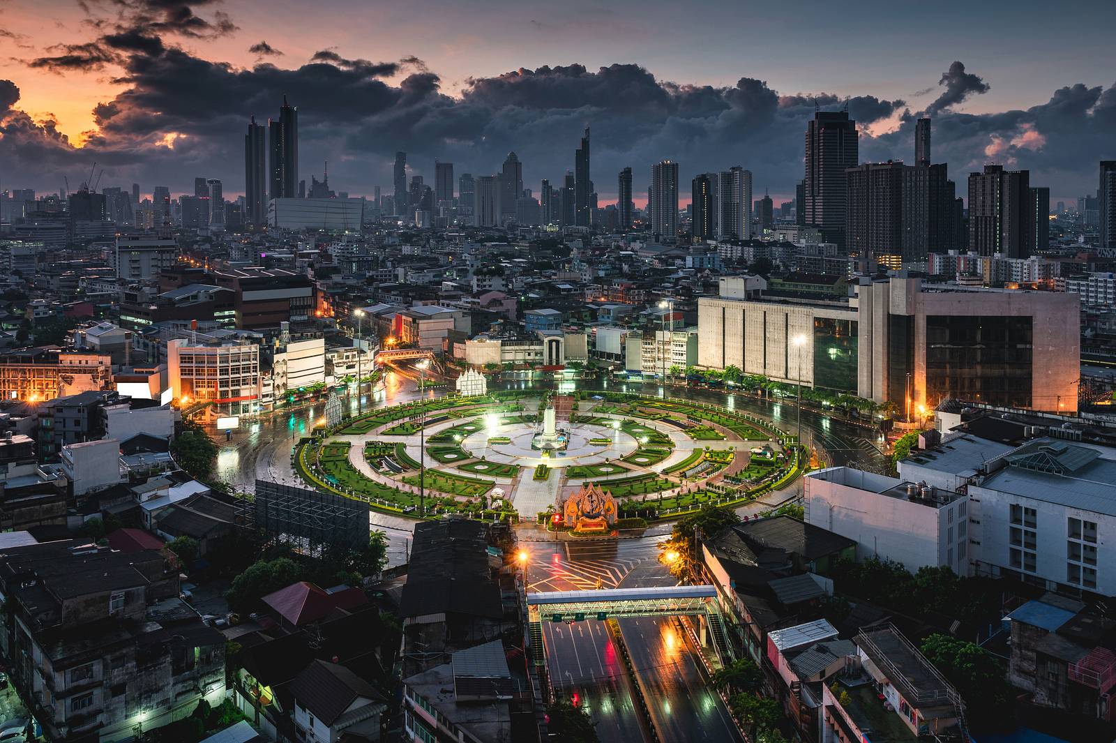 wongwianyai-roundabout-monument-without-cars-and-s-2024-08-20-22-20-47-utc.jpg