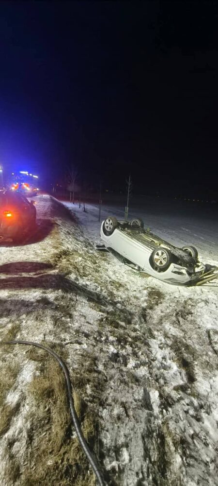 Moscienica: Groźne dachowanie. Auto w rowie na trasie do Śremu DW434. FB IMG 1767470164435