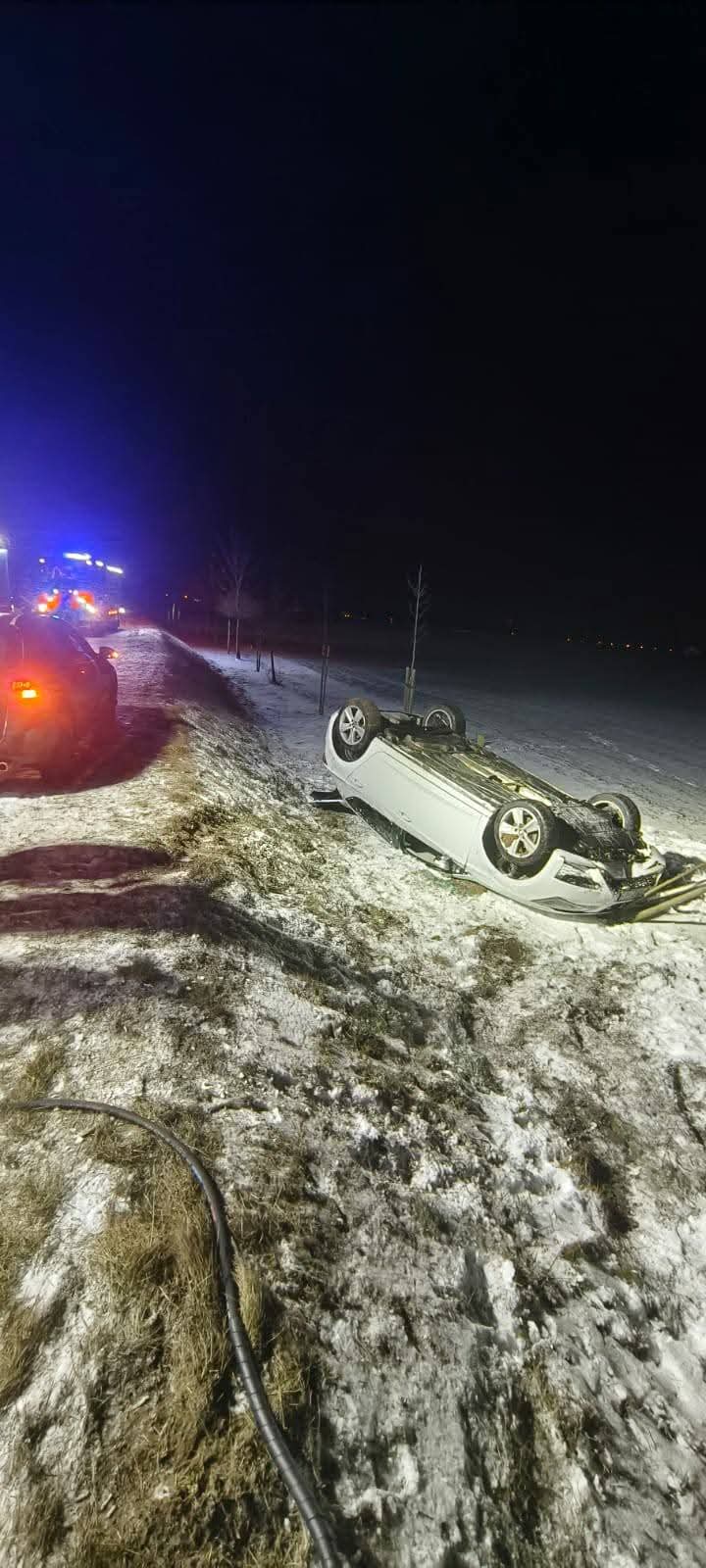 Moscienica: Groźne dachowanie. Auto w rowie na trasie do Śremu DW434. FB IMG 1767470164435