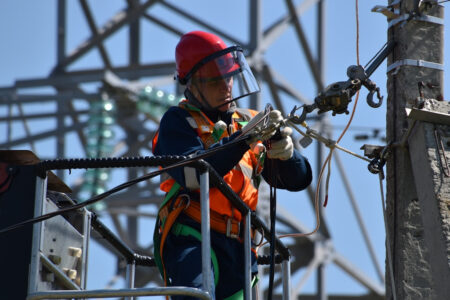 Zakupy dla elektryków – gdzie szukać sprawdzonych materiałów i narzędzi?