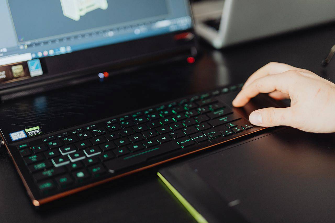 Jak uniknąć błędów początkującego automatyka i szybko opanować programowanie sterowników przemysłowych? pexels karola g 5904088 wp