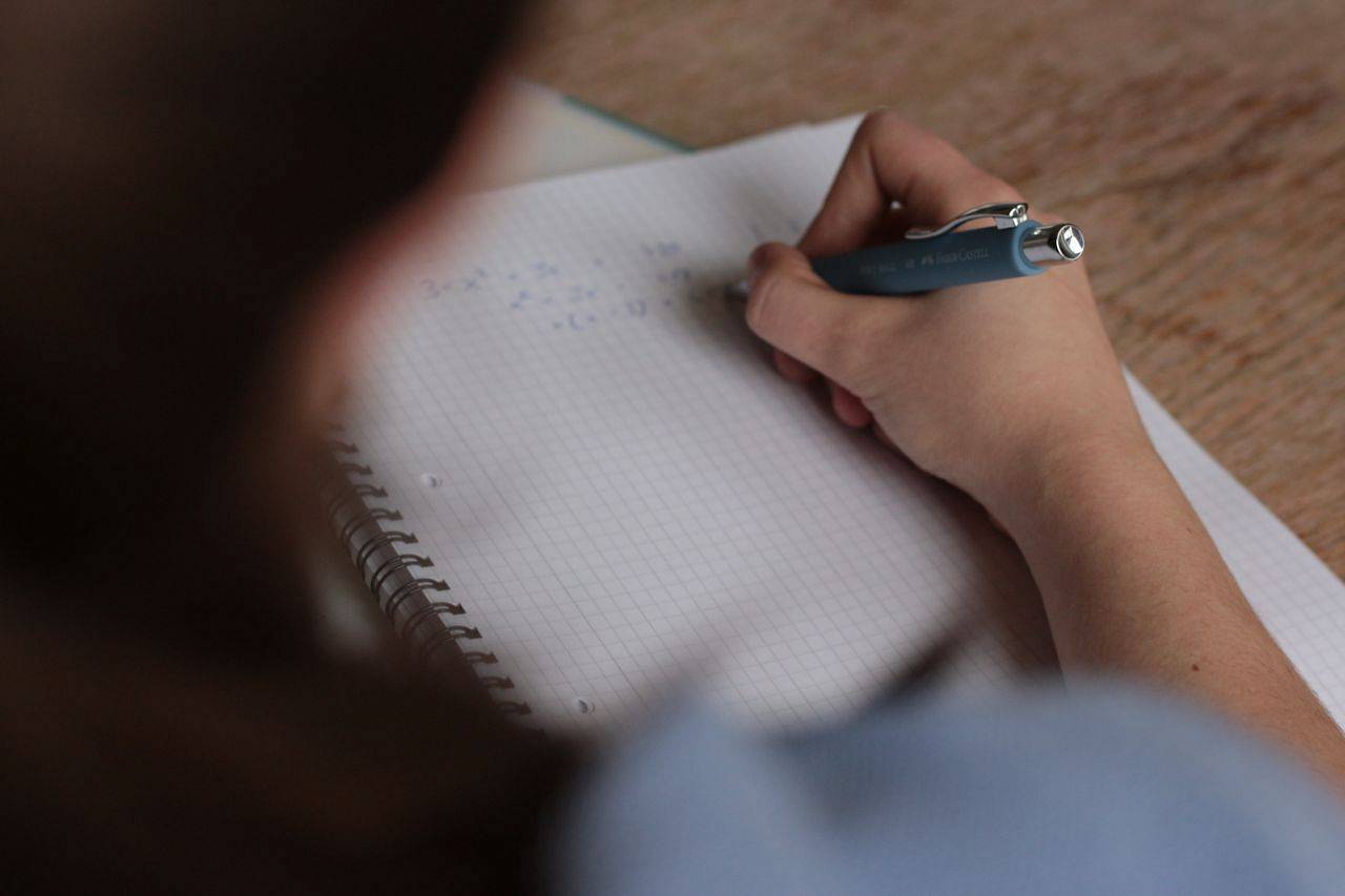 Egzamin ósmoklasisty z matematyki – jak przygotować się bez chaotycznej nauki? pexels louis bauer 79024 249360 wp