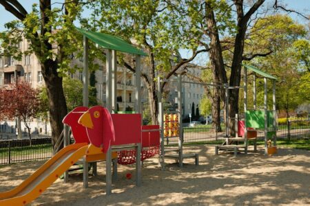 Jak często trzeba kontrolować urządzenia na placu zabaw? pexels egorkomarov 11986100 wp